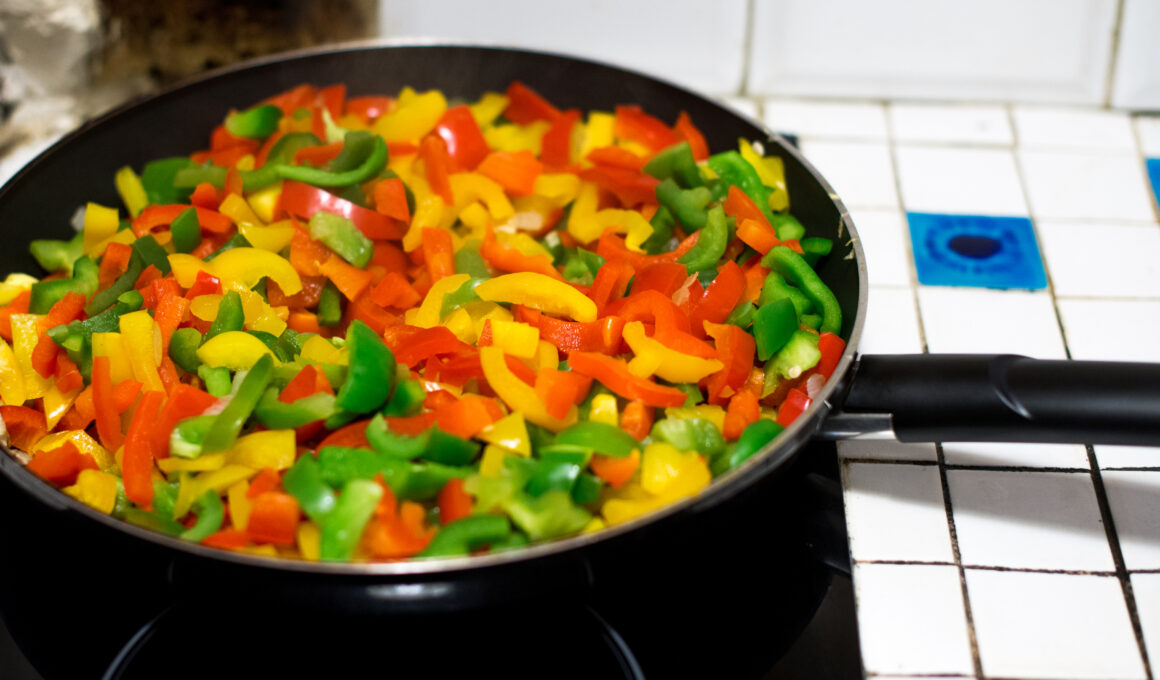 letcho en préparation, poivrons en lamelles