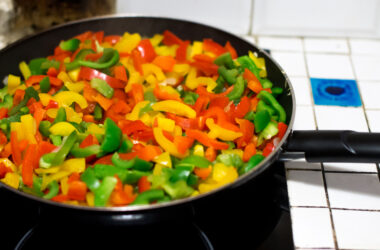 letcho en préparation, poivrons en lamelles