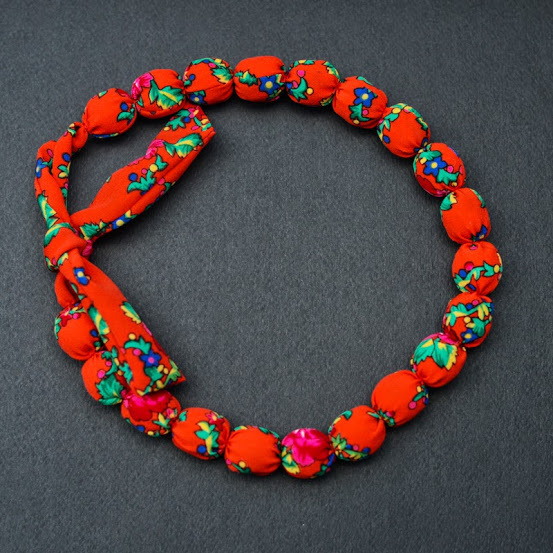 Vesna, collier en bois décoré du tissu